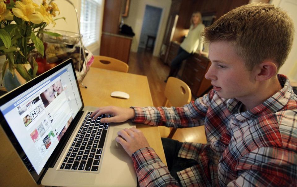 Children Should Not Spend More Than 2 Hours On Internet